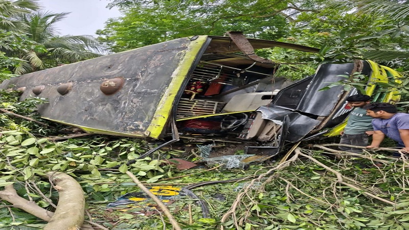 গোপালগঞ্জে বাস-ট্রাক সংঘর্ষে খাদে বাস,আহত অন্তত ২৫